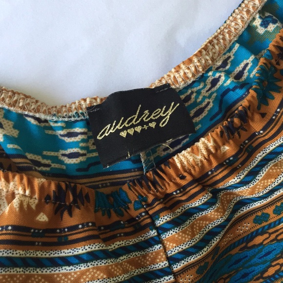 Mini shorts with ruffles, native pattern - Picture 3 of 4